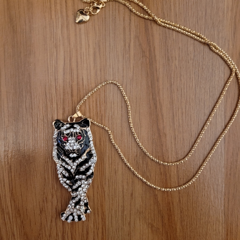 White tiger fashion pendant and chain